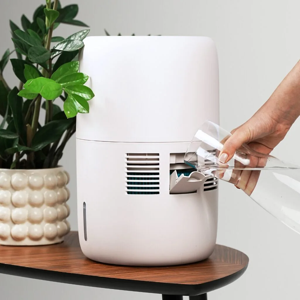 Łatwe uzupełnianie wody w nawilżaczu powietrza Klarta Humea WiFi. Źródło: Klarta.pl