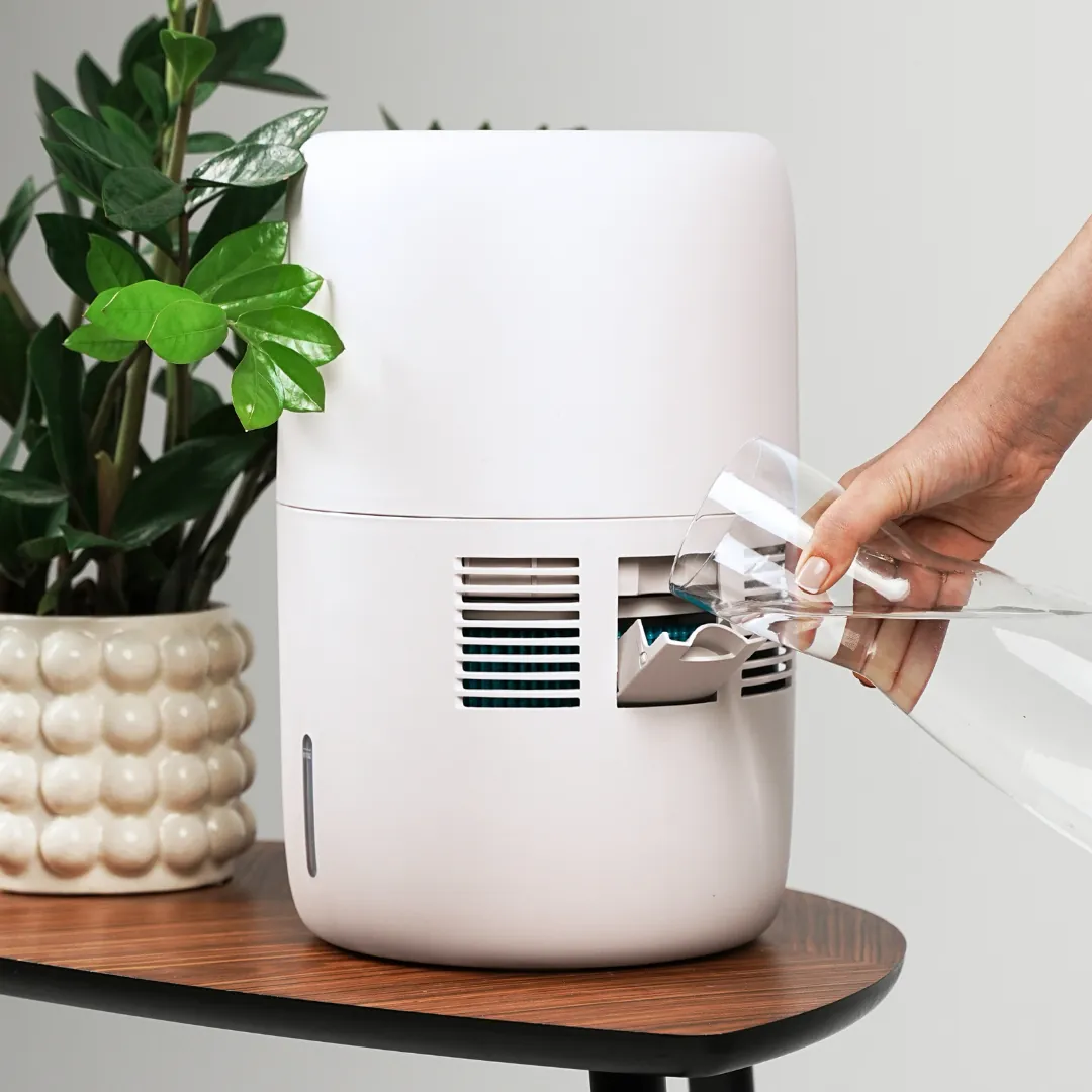 Łatwe uzupełnianie wody w nawilżaczu powietrza Klarta Humea WiFi. Źródło: Klarta.pl