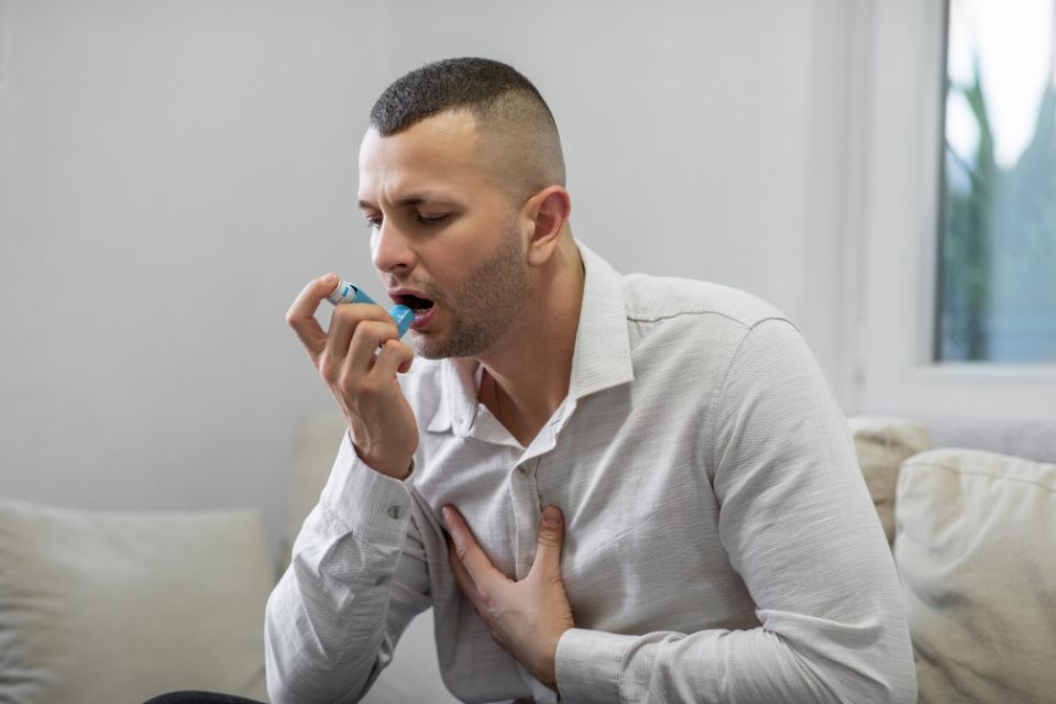 Mężczyzna z atakiem astmy