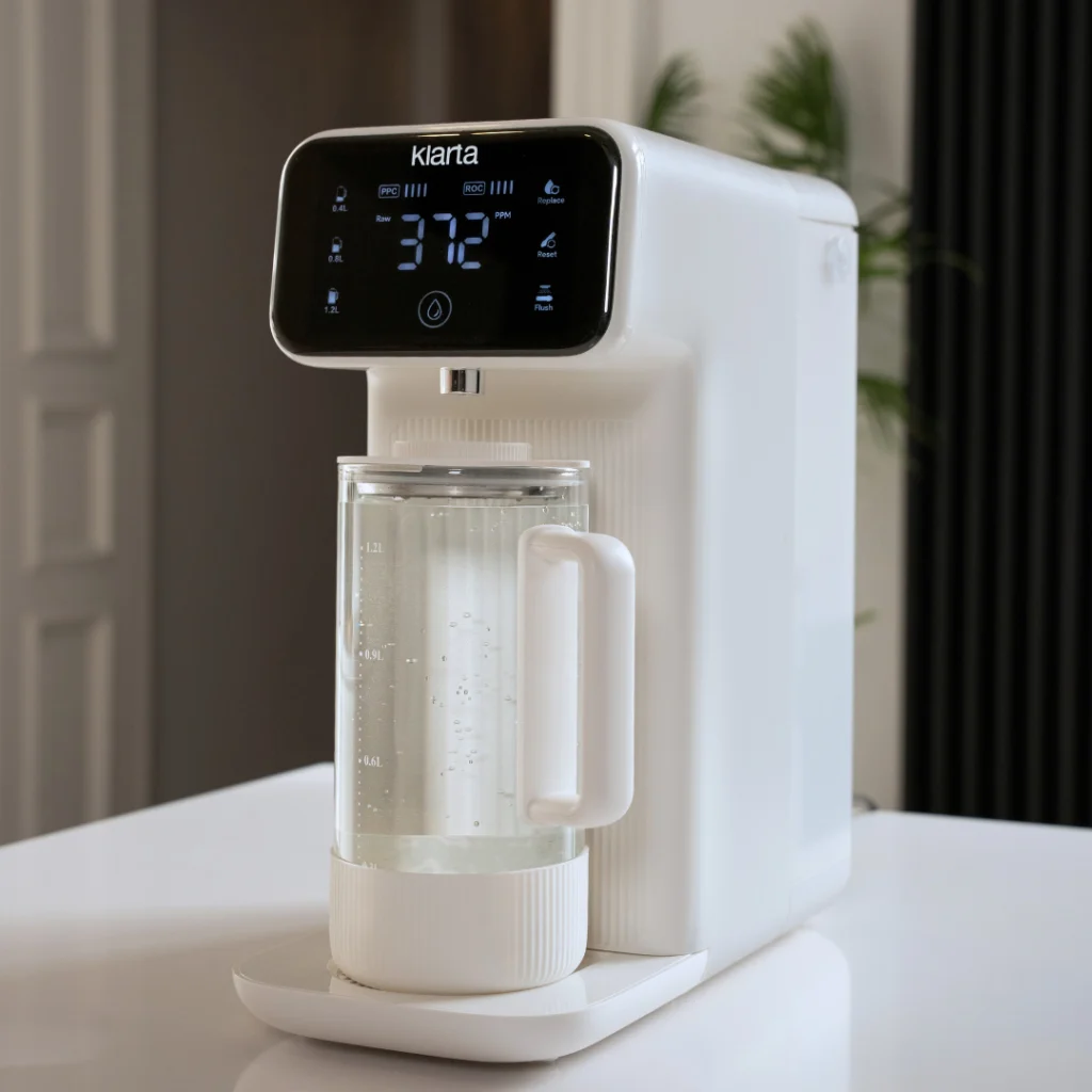 Nablatowy filtr Klarta Aqva na kuchennej wyspie. Źródło: Klarta.pl