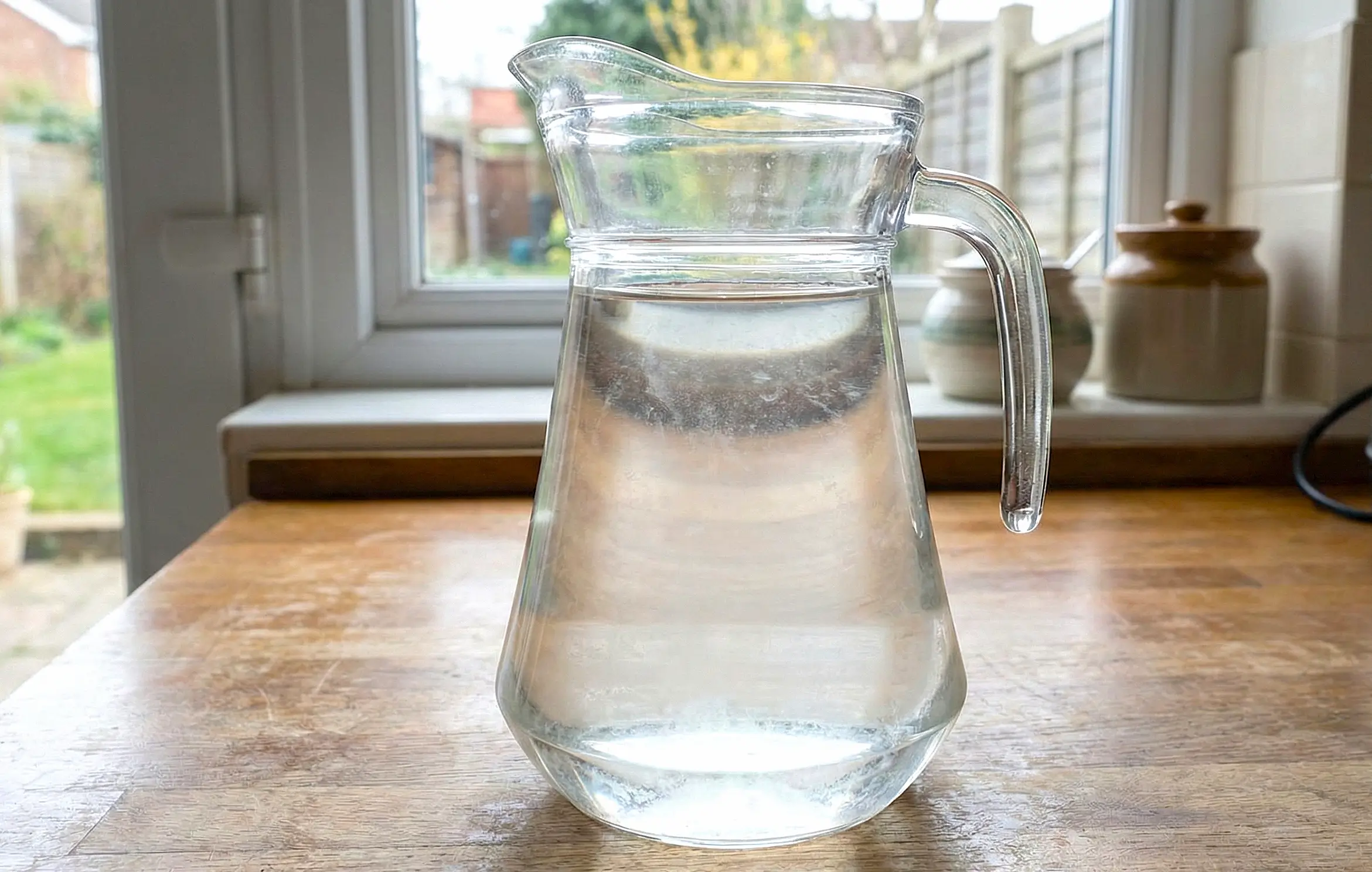 Dzbanek z wodą w kuchni. Źródło: Klarta.pl