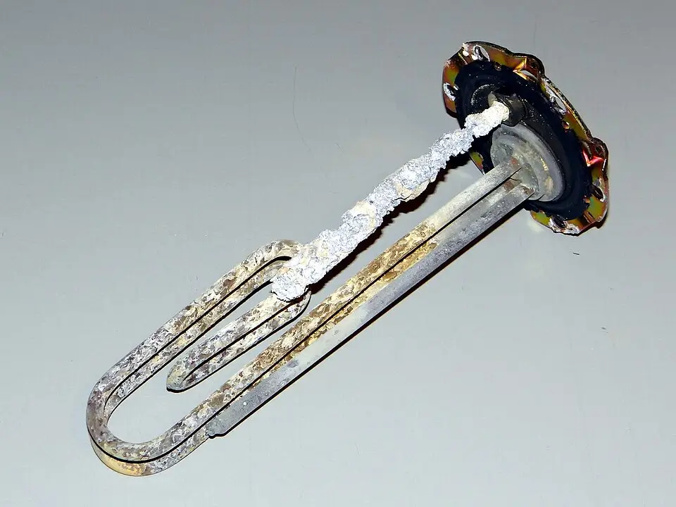 Grzałka z czajnika pokryta związkami magnezu. Źródło: Zbigniew Czernik, CC BY 3.0. Wikimedia Commons