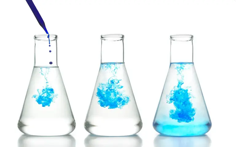 Dyfuzja, rozpuszczanie się atramentu w wodzie