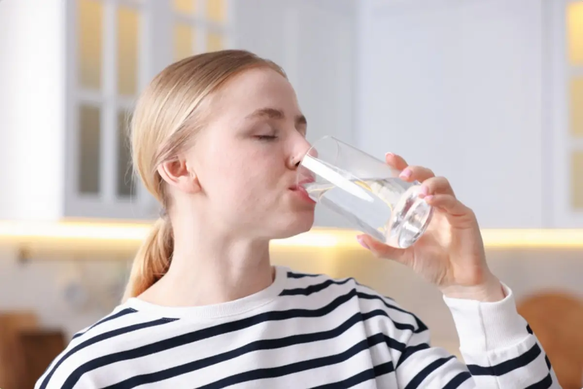 Picie wody ze szklanki. Źródło: Canva.com