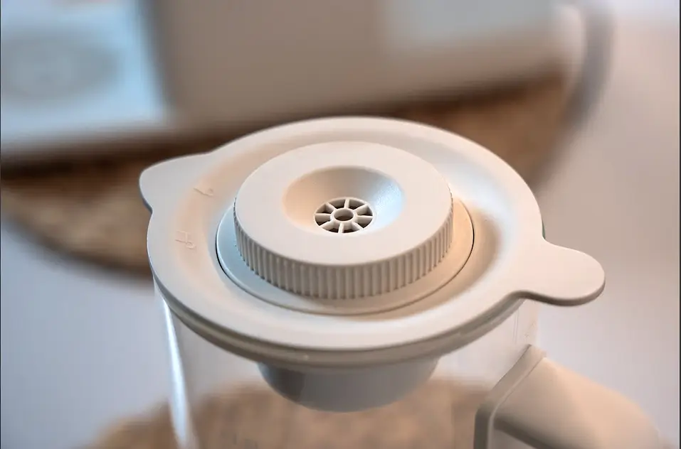 Filtr remineralizujący w filtrze do wody z odwróconą osmozą Klarta AQVA.