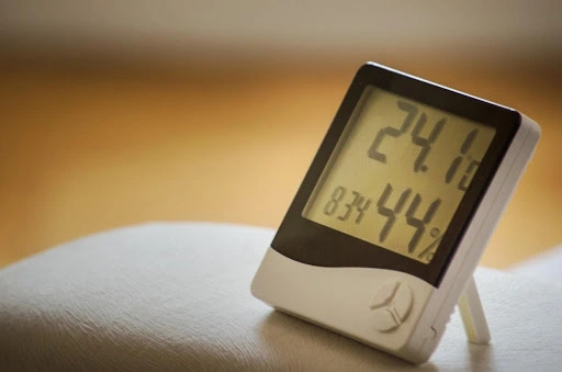 Jeden z popularniejszych modeli higrometrów, wskazujący też temperaturę. Źródło: Canva.com